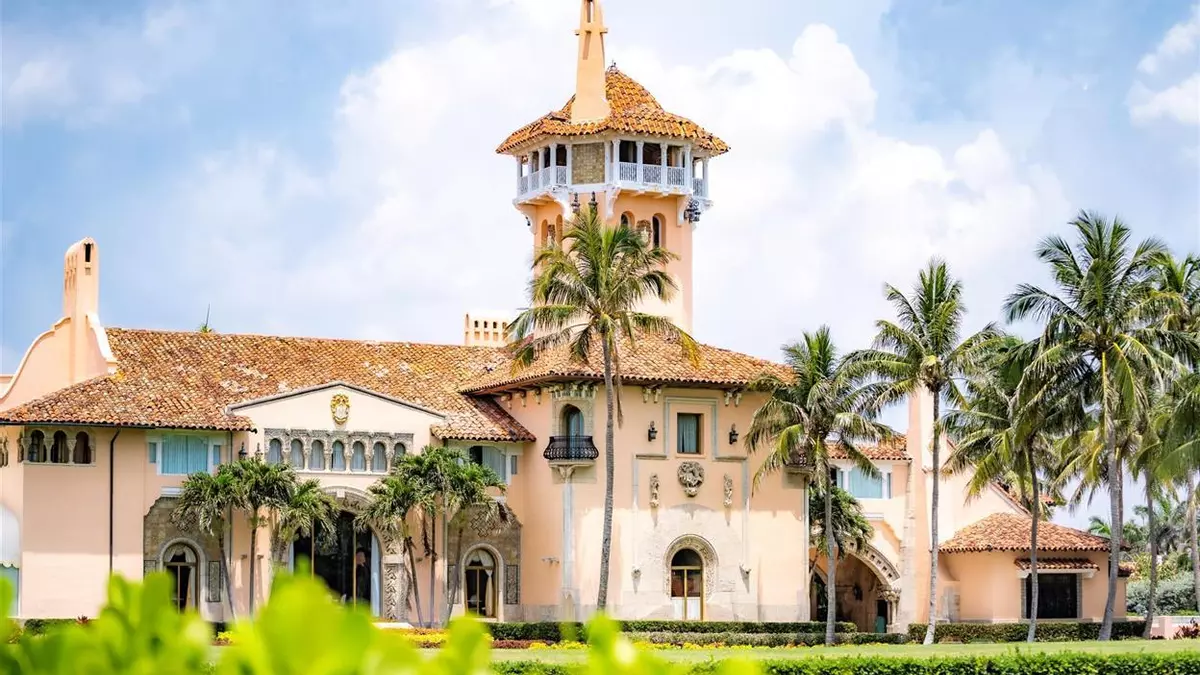 Trump displays "historic" tiles in his mansion that are actually replicas bought in Granada