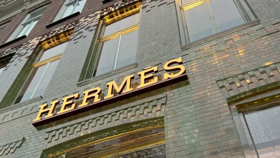 What is Tile of Spain waiting for to partner with Haute Couture? The Hermès mirror in Osaka